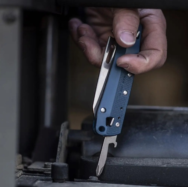 Ніж-мультитул Leatherman Free K2 Navy (832898)